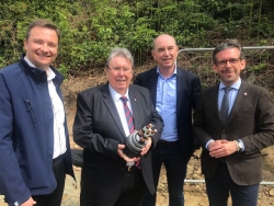 les maires de Groixet Ploemeur d�couvrent le cable hybride en pr�sence d'Orange et Enedis