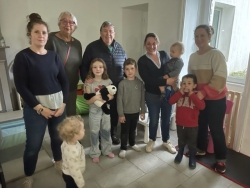 Flore, Charlotte et Julie pr�tes pour une belle aventure. Dominique Yvon et Brigitte Gambini tenaient � les remercier de leur tenacit�