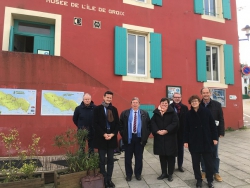 M.le Sous Prfet de Lorient, la DRAC, dcouvrent le muse en compagnie du Maire et ses adjoints