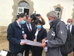 Christophe Lenormand, Directeur adjoint et Didier Olivery, Directeur r�gional du conservatoire du littoral, pr�sentent les acquisitions sur l,'�le