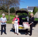 Evelyne Le Dref, Jacotte Gie et Chantal Huet distribuent les prcieux lastiques aux couturires pour la fabrication des masques  