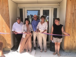 Les lus, les reprsentants de la CAF, Charlotte , assistante maternelle coupent le ruban