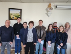 Youenn, Noah,  Matt�o, Ma�lle, Cassandre et Aur�lien re�oivent leur premi�re carte �lectorale