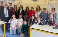 El�ves du coll�ge des �les du Ponant, enseignants et personnalit�s