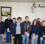 Youenn, Noah,  Matt�o, Ma�lle, Cassandre et Aur�lien re�oivent leur premi�re carte �lectorale