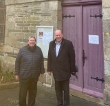 le Maire de Groix a pu dcouvrir l'ex -voto offert par des Groisillons qui se trouve dans l'glise du bourg